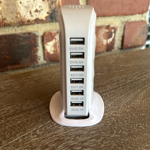 Wayne’s 6-Port USB Wall Charger Desktop Charging Station - Picture 2 of 4